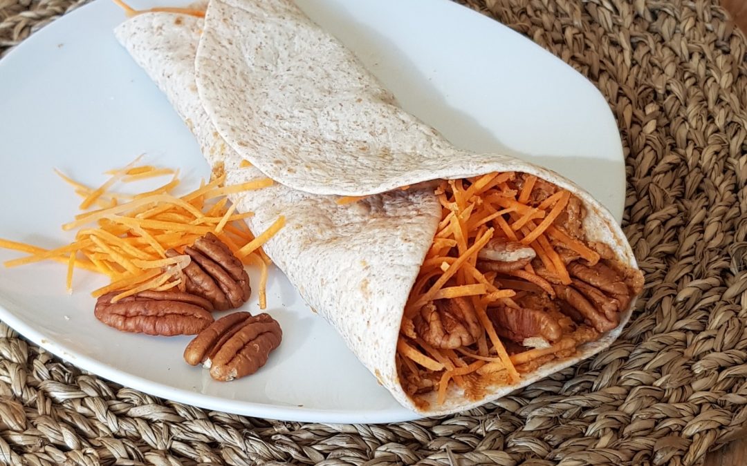 Pindakaas wrap met pecan en wortel